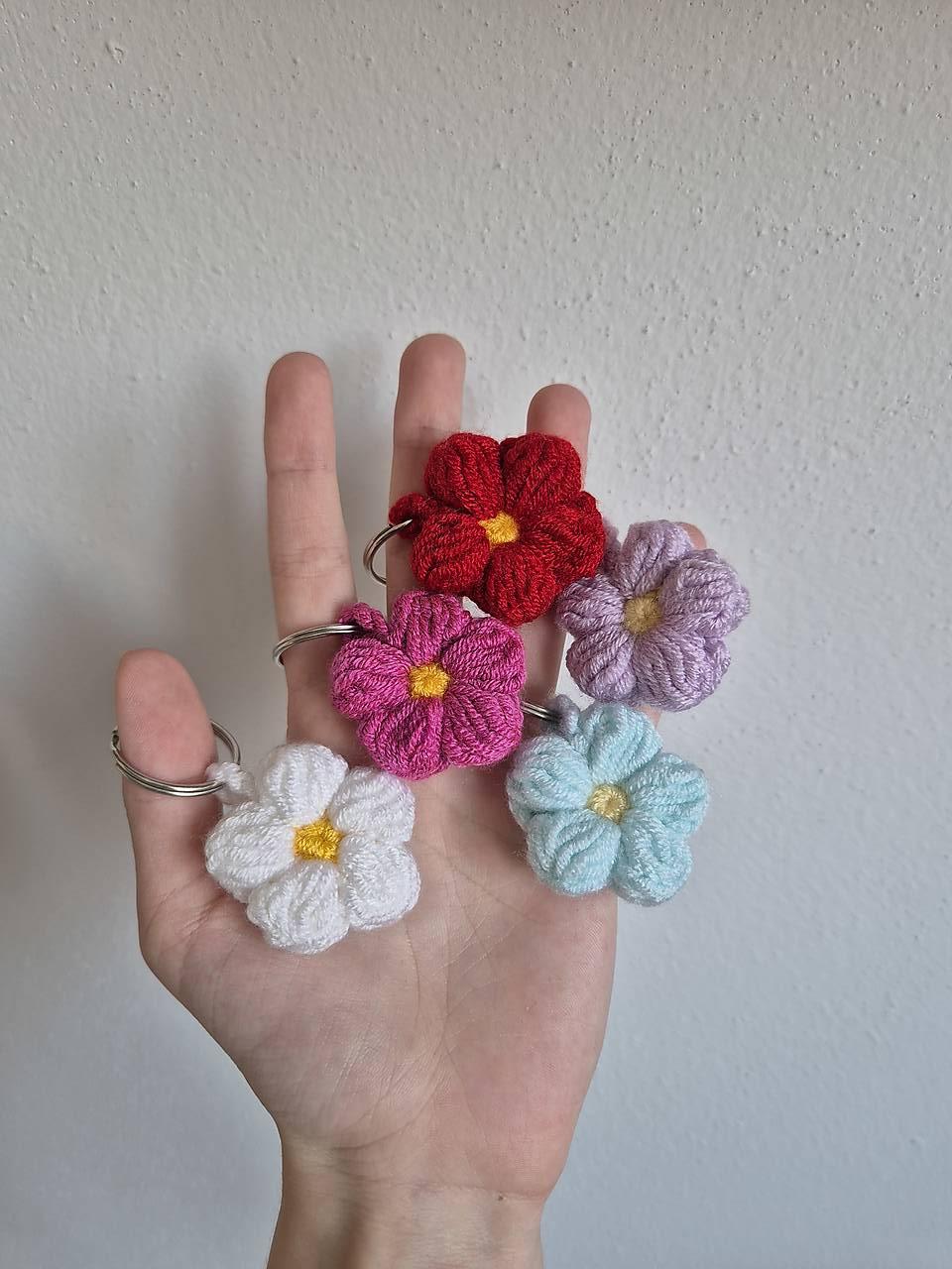 Háčkovaná kvetinová kľúčenka