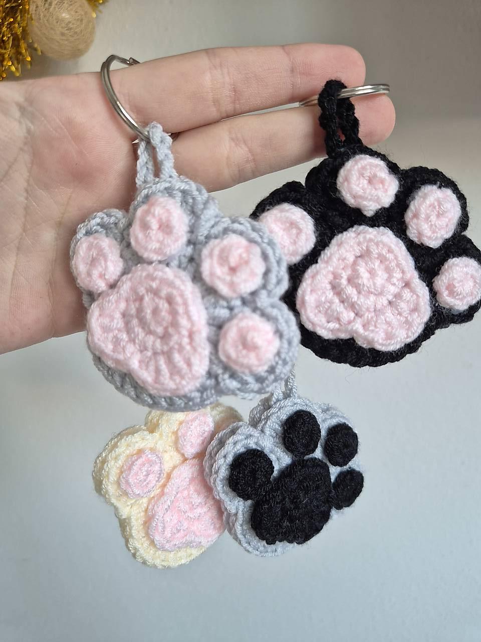 Háčkovaná labková kľúčenka