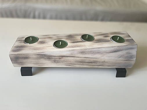 Svietidlá - Asymetrický drevený svietnik: vintage biele prevedenie & čierne kovové nožičky - 18100847_