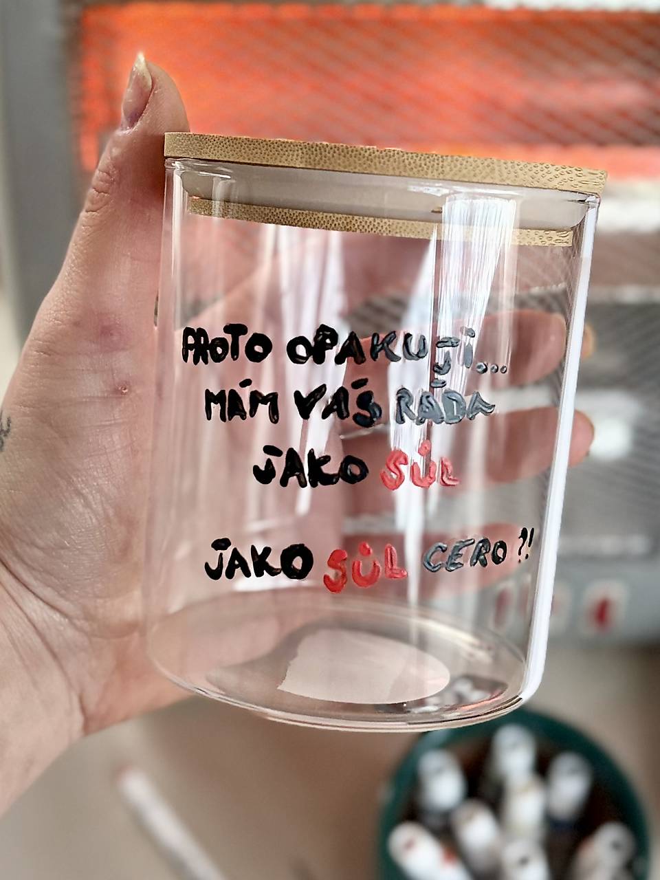 Ručne maľované nádoby pre každý deň