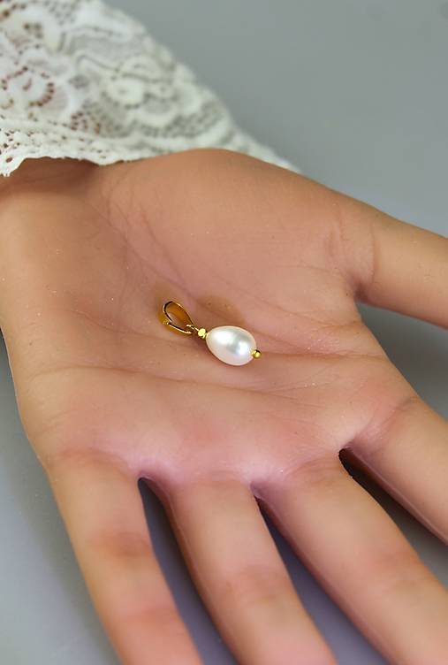 Náhrdelníky - Minimalistický prívesok perla, šlupnička pozlátené striebro - 18103338_