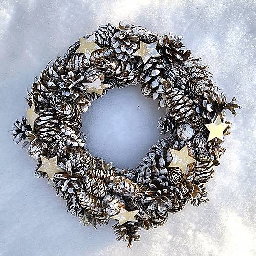 Dekorácie - Zľahka zasnežený šiškový veniec - 18101775_