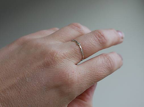 Prstene - Strieborný prsteň - tŕne - 18103211_