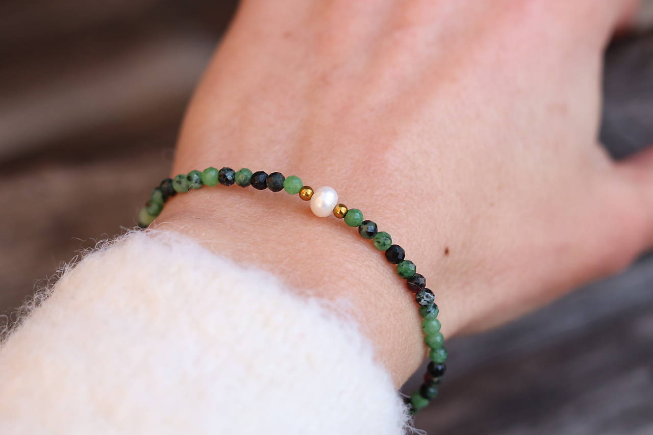 Náramok z minerálu zoisti s perlou