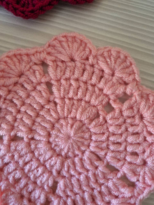 Kruhové podšálky so srdiečkovým vzorom