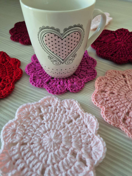 Kruhové podšálky so srdiečkovým vzorom