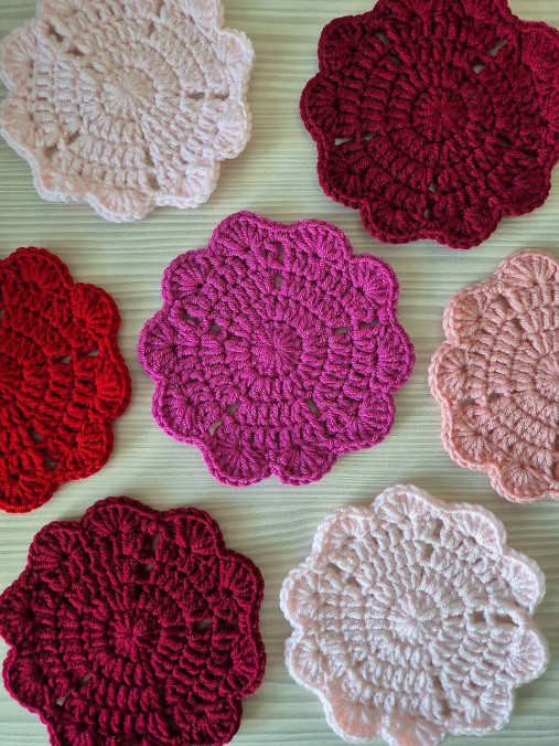 Kruhové podšálky so srdiečkovým vzorom