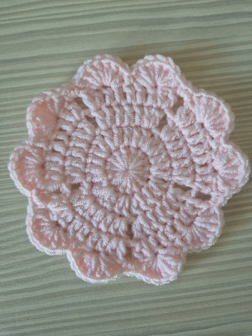 Kruhové podšálky so srdiečkovým vzorom