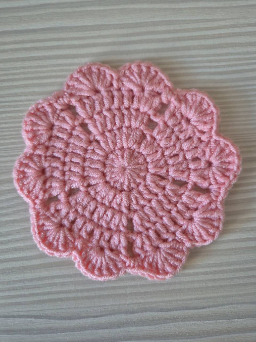 Kruhové podšálky so srdiečkovým vzorom