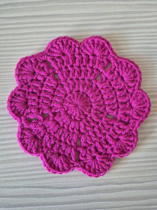 Kruhové podšálky so srdiečkovým vzorom