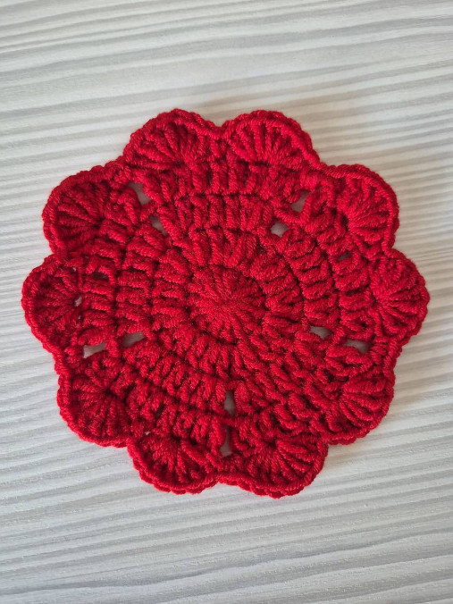 Kruhové podšálky so srdiečkovým vzorom