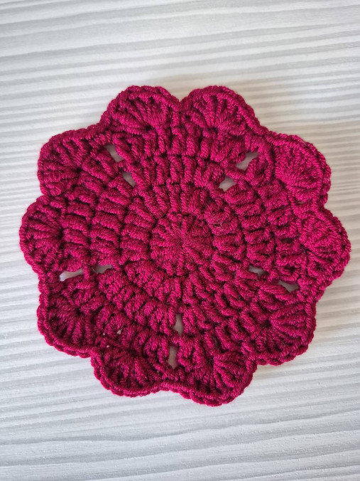 Kruhové podšálky so srdiečkovým vzorom