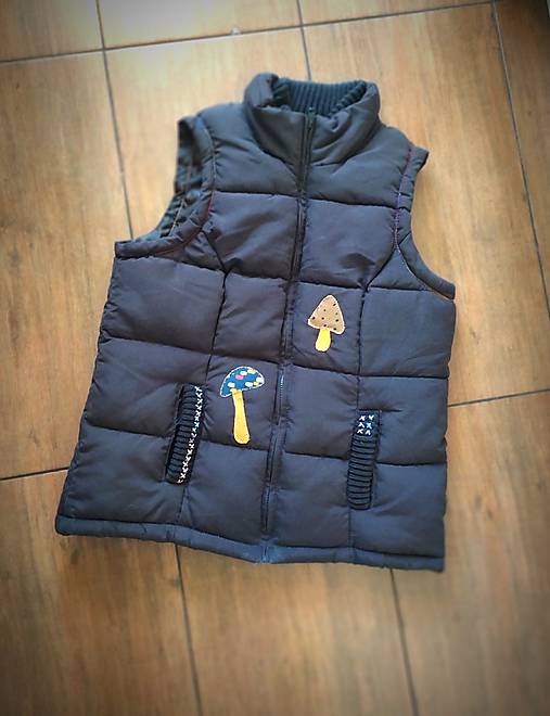 Vesty - Do lesa na hríby, upcyklovaná teplá vesta - 18104502_