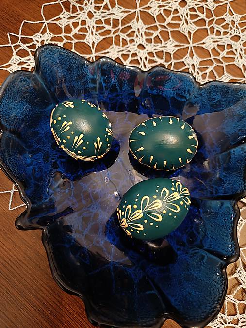 Dekorácie - Tmavozelené vajíčka maľované voskom marhuľovej farby - 18104645_