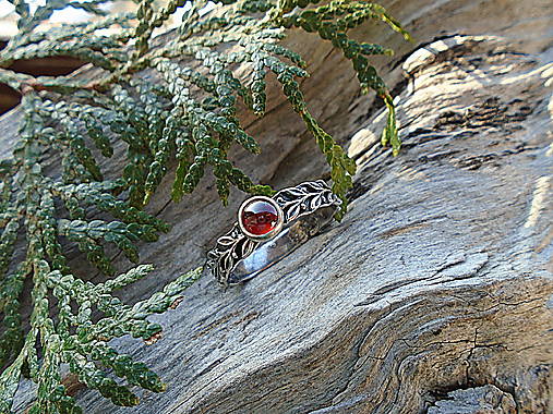 Strieborny prsteň Ag 925 Vavrínové listky Granát