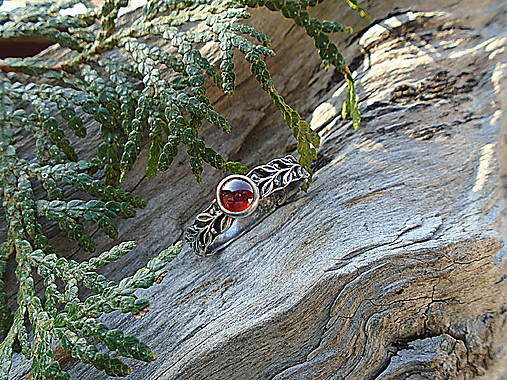 Strieborny prsteň Ag 925 Vavrínové listky Granát