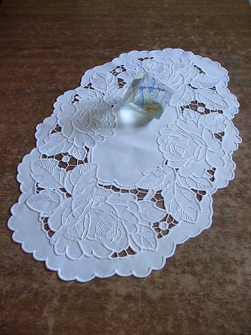 Úžitkový textil - Ručne vyšívaná dečka richelieu R1 ovál 53 x 32 cm - 18104973_