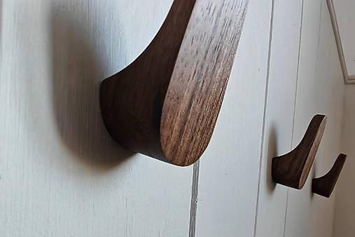 Nástenný vešiak LUXmalý drevo orech