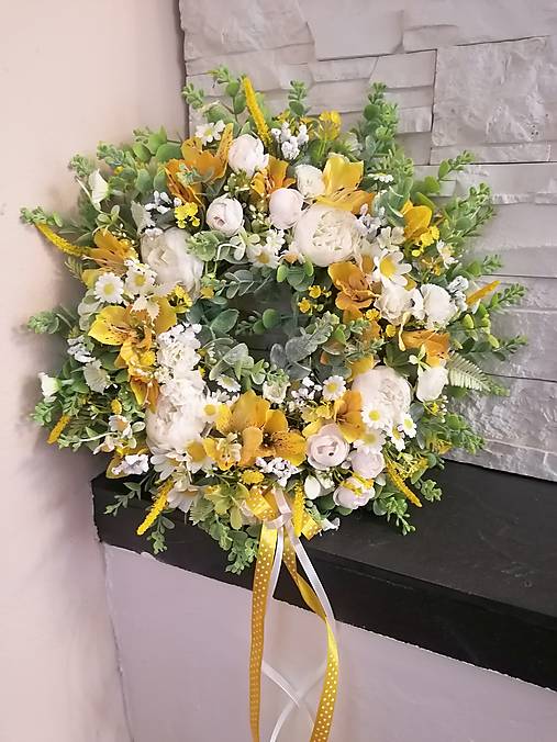 Dekorácie - Jarný žlto biely veniec 42cm - 18104585_