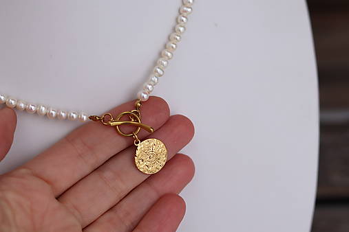 Perlový náhrdelník s medailónom