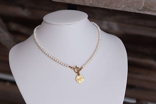 Perlový náhrdelník s medailónom