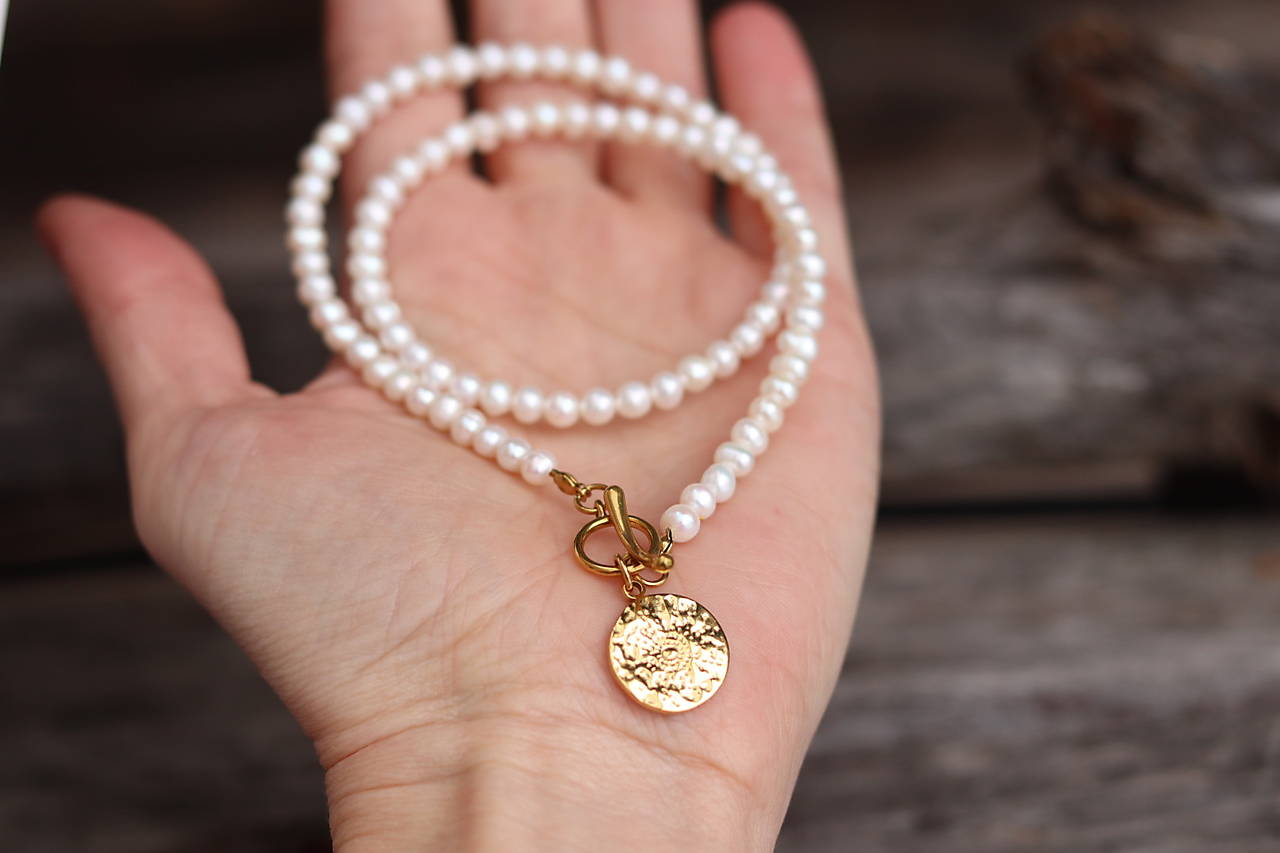 Perlový náhrdelník s medailónom