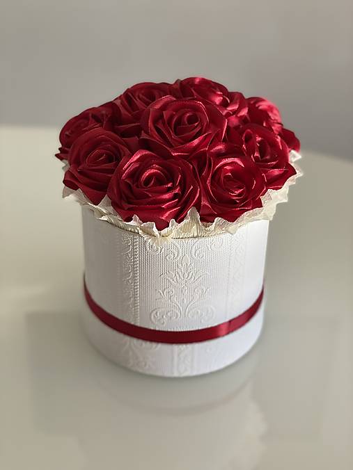 Kvetinový box zo saténových stúh "M" saténové ružičky kvety, dekorácia darček