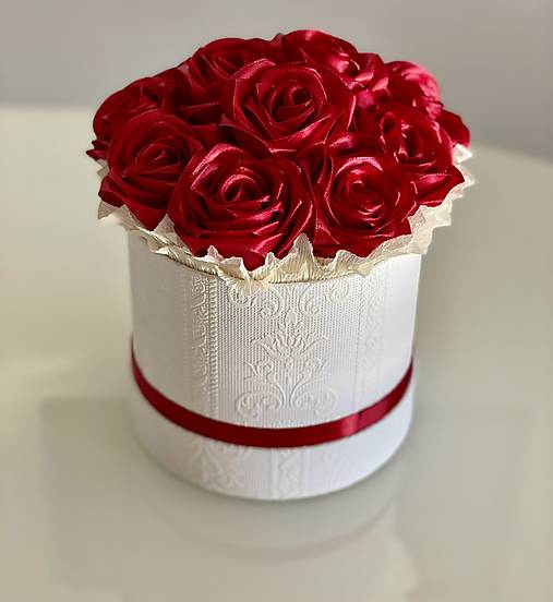 Kvetinový box zo saténových stúh "M" saténové ružičky kvety, dekorácia darček