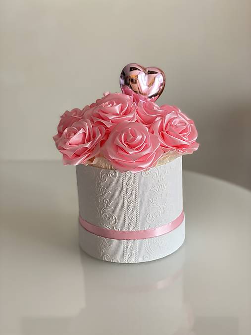 Kvetinový box zo saténových stúh "M" saténové ružové ružičký pootvorené kvety dekorácia darček