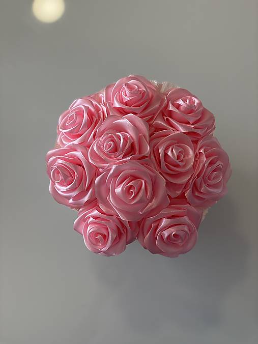 Kvetinový box zo saténových stúh "M" saténové ružové ružičký pootvorené kvety dekorácia darček