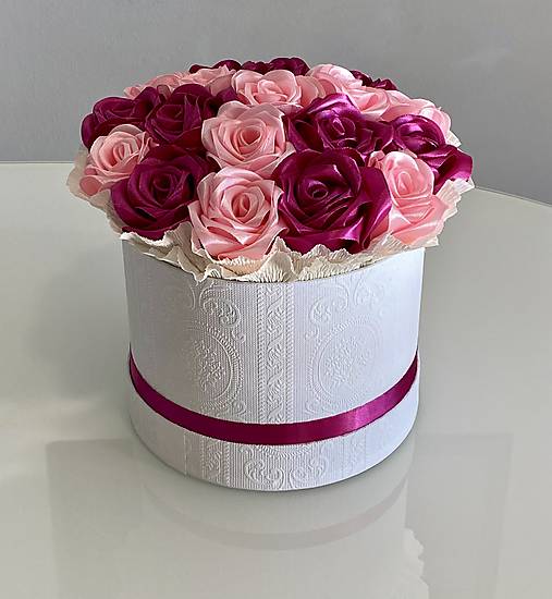 Kvetinový box zo saténových stúh "L" saténové ružičky kvety, dekorácia darček