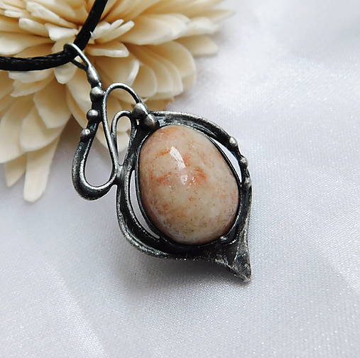 Náhrdelníky - Prívesok so slnečným kameňom ┼RATNA┼ - 18108187_