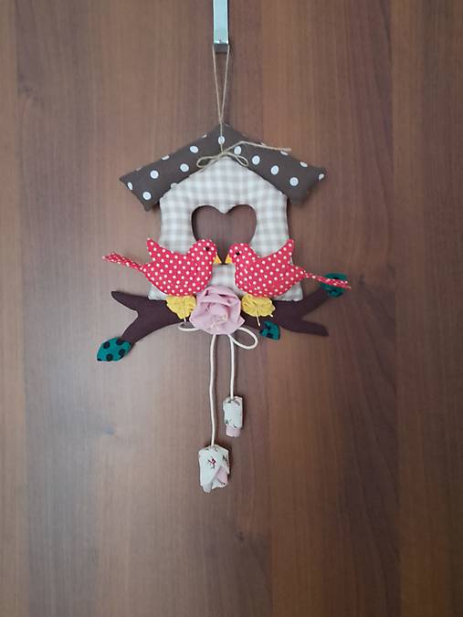 Dekorácie - Šitý domček s halúzkou a vtáčikmi - 18107869_