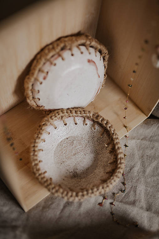 Nádoby - Hlinená miska so zrnkami kávy - 18108711_