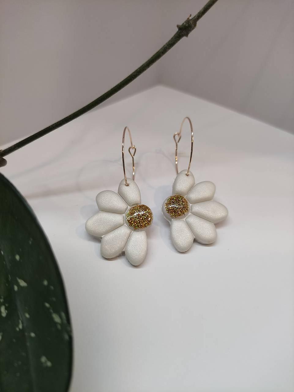 Kvetinové náušnice s trblietkami