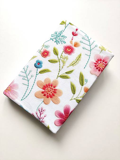 Papiernictvo - Obal na knihu otvárací - vyšívané kvety na bielej (potlač) - 18107728_