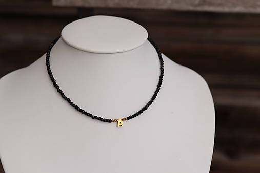 Náhrdelník choker spinel s iniciálou