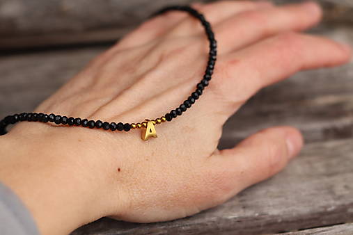 Náhrdelník choker spinel s iniciálou