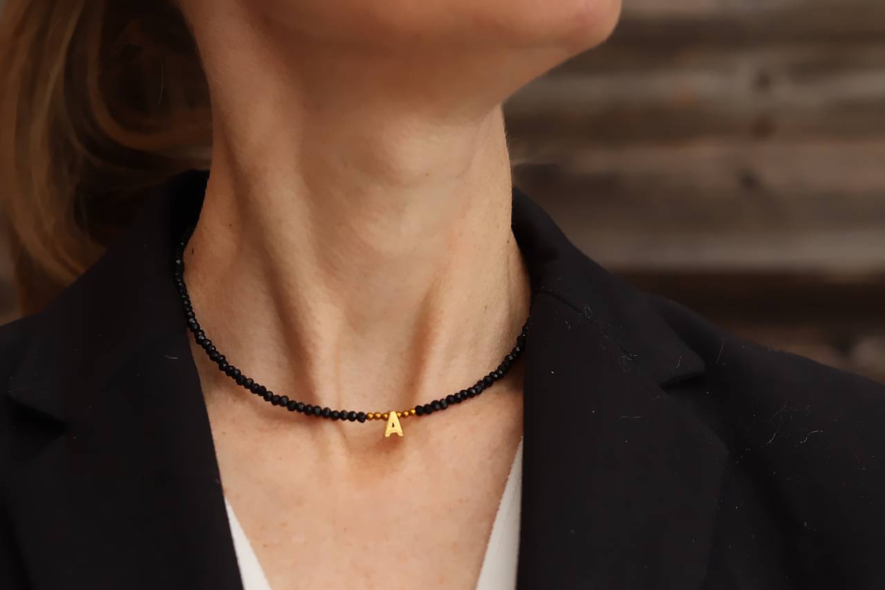 Náhrdelník choker spinel s iniciálou