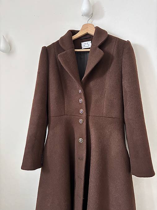 Čokoládový kabát s áčkovou sukňou a kašmírovým leskom