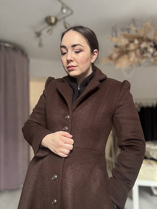 Čokoládový kabát s áčkovou sukňou a kašmírovým leskom