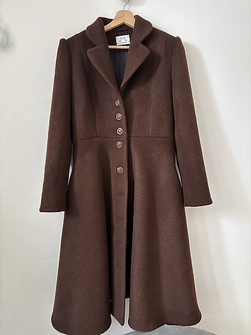 Čokoládový kabát s áčkovou sukňou a kašmírovým leskom