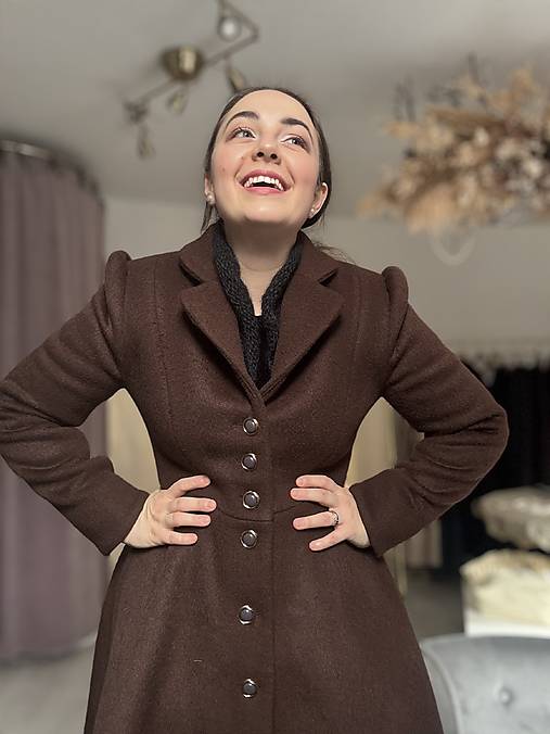 Čokoládový kabát s áčkovou sukňou a kašmírovým leskom