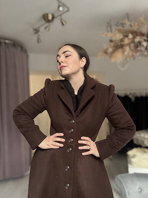 Čokoládový kabát s áčkovou sukňou a kašmírovým leskom