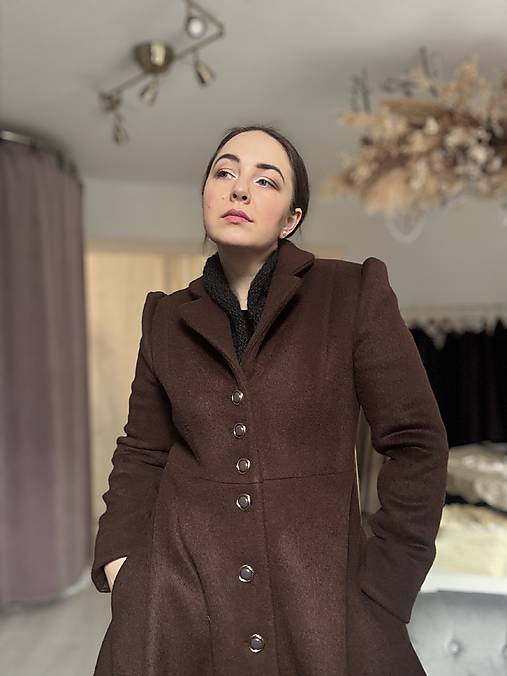 Čokoládový kabát s áčkovou sukňou a kašmírovým leskom