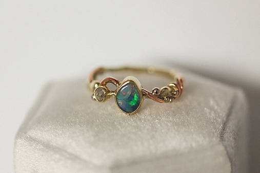 Zlatý prsteň s austrálskym opálom a diamantom - Zázrak "Aurora"