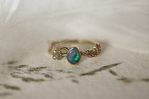 Zlatý prsteň s austrálskym opálom a diamantom - Zázrak "Aurora"
