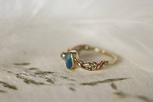 Zlatý prsteň s austrálskym opálom a diamantom - Zázrak "Aurora"