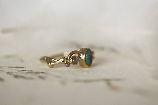 Zlatý prsteň s austrálskym opálom a diamantom - Zázrak "Aurora"