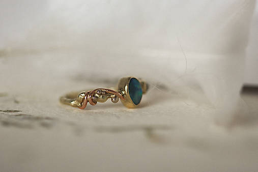 Zlatý prsteň s austrálskym opálom a diamantom - Zázrak "Aurora"